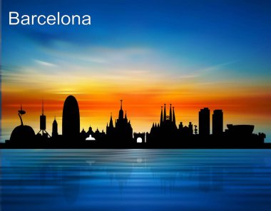 Gün batımında Barcelona şehrinin silueti