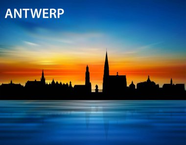 Günbatımında Antwerp şehrinin silueti