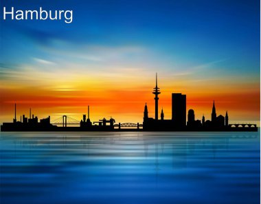 Hamburg şehrinin gün batımındaki silueti.