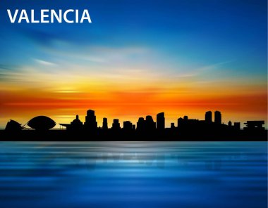 Valencia şehrinin gün batımındaki silueti.