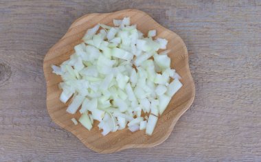 Ahşap bir tabakta dilimlenmiş soğan.