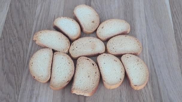 Yapımı Kuru Ekmek Ahşap Arka Planda Tatlı Krakerler — Stok video