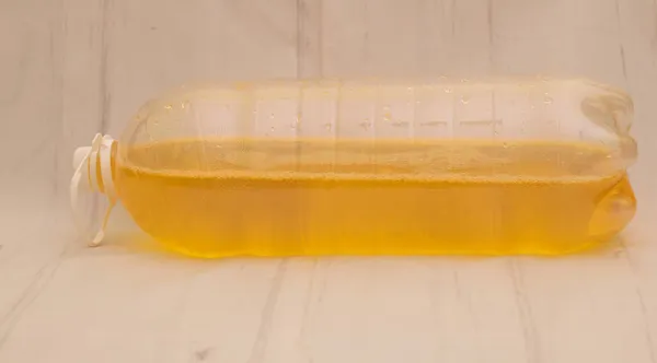 Eine Halbe Flasche Limonade Frischwasser — Stockfoto