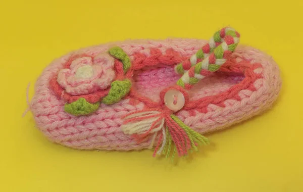 Розовый Детский Шерстяной Носок Желтом Фоне — стоковое фото