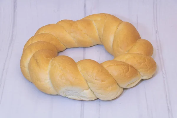 Νόστιμο Και Φρέσκο Ψωμί Δαχτυλίδι Μια Γκρίζα Επιφάνεια — Φωτογραφία Αρχείου