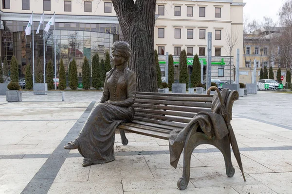 Chisinau, Moldova - December 25, 2021 Architecture in the city center a statue and a bench — ストック写真