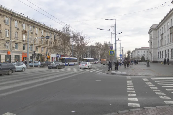 Chisinau, Moldova - December 25, 2021 people are waiting to cross the street at a traffic light — 图库照片