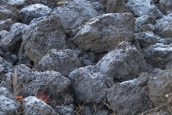 Primer plano de tierra arada una fina capa de escarcha sobre ella —  Fotos de Stock