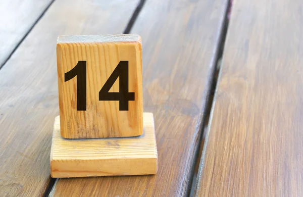 Prioridad de madera número 14 en una pestaña de tablón — Foto de Stock