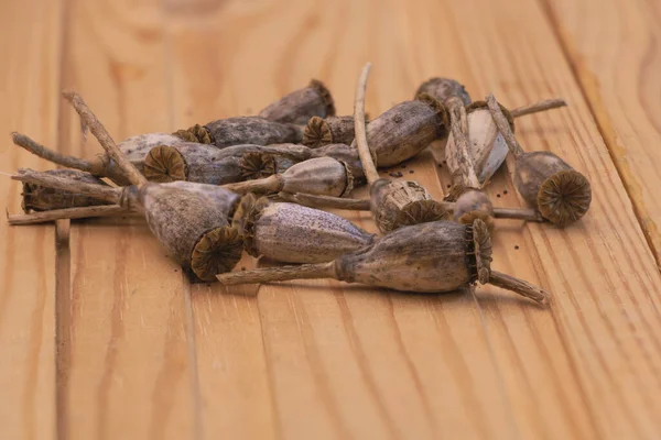 Ahşap arka planda haşhaş tohumlarının yakın plan çekimi - haşhaş tohumları kavramı.