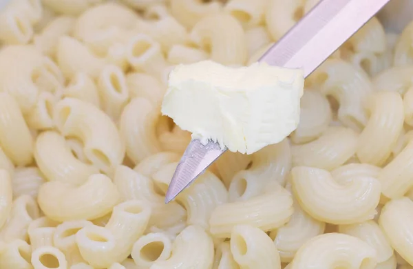 Närbild Bit Smör Kniv Skål Med Färsk Pasta — Stockfoto