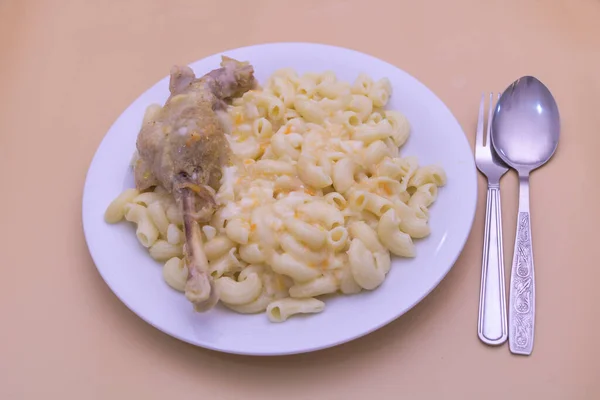 皿の中でパスタや肉のクローズアップショット — ストック写真