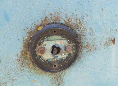 Kırık bir arabanın yakın çekim farı..