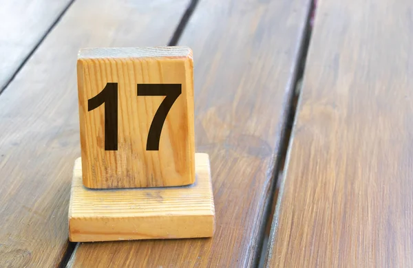板タブ上の木製の優先順位番号17 — ストック写真