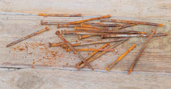 Крупный план нескольких ржавых ногтей на деревянном фоне — стоковое фото