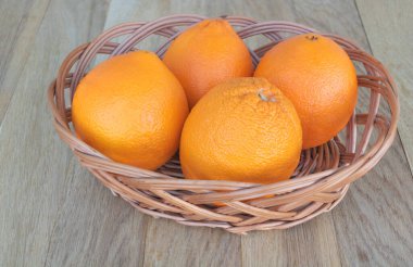 Tahta arka planda portakal konseptinin faydaları.