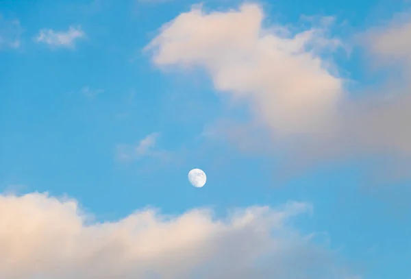 Όμορφη λήψη των λευκών νεφών και ένα μικρό φεγγάρι στον ουρανό — Φωτογραφία Αρχείου