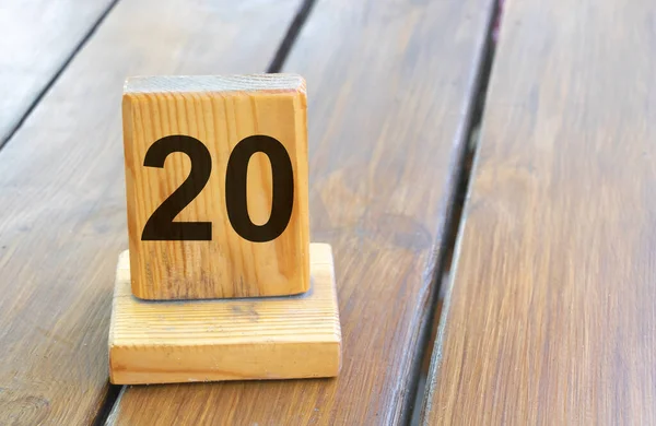 板タブ上の木製の優先順位番号20 — ストック写真