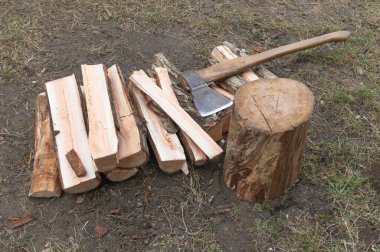 Bir yığın doğranmış odun ve balta yakın plan..