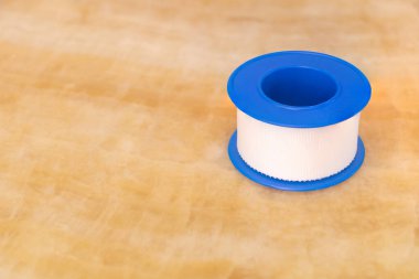 Bej arkaplanda yapıştırıcı bandı yakın çekim.