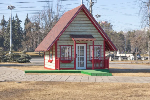 Ένα Μικρό Σπίτι Μια Κόκκινη Στέγη Που Βρίσκεται Στο Κέντρο — Φωτογραφία Αρχείου