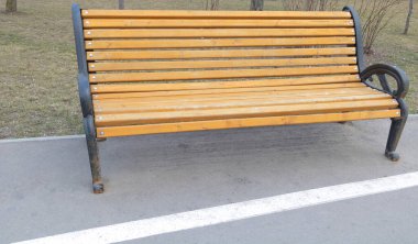 Parktaki sarı bankın yakın çekimi..