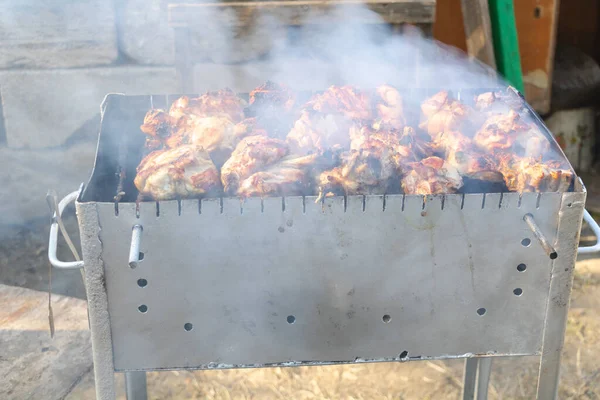 Close Tiro Espetos Processo Cozinhar Grelha Com Fumaça — Fotografia de Stock