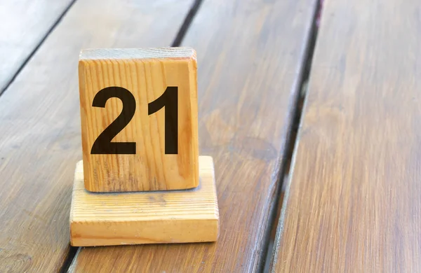Prioridad de madera número 21 en una pestaña de tablón — Foto de Stock