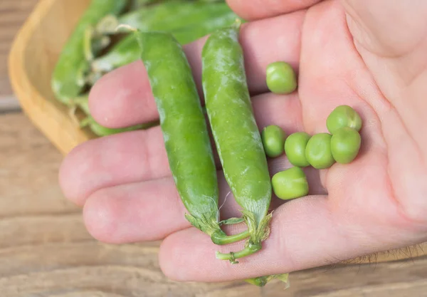 Close Shot Van Verse Groene Erwten Hand Van Een Man — Stockfoto