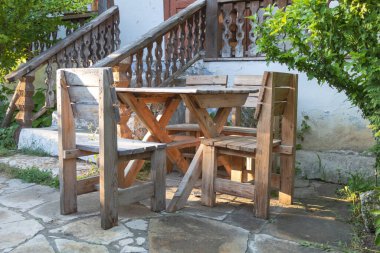 Güzel bir tahta kırsal sandalye ve bahçe için bir masa..