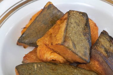 Ahşap kaplama bir tabakta fırında balkabağı yakın çekim.