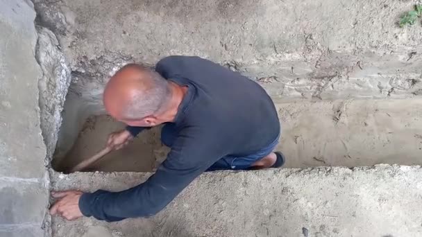 Senior Man Spreading Fluid Cement Gutter Elderly Male Spreading Fluid — Stockvideo