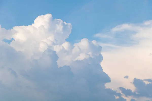 Fluffy Σύννεφα Μπλε Ουρανό Από Κάτω Από Αφράτα Άσπρα Σύννεφα — Φωτογραφία Αρχείου