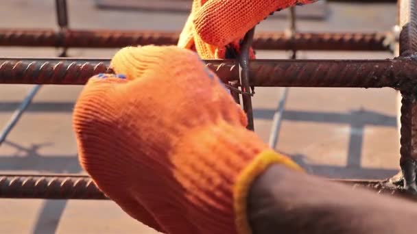 Anonymous Worker Fixing Rebars Sunlight Unrecognizable Builder Screwing Metal Wire — Vídeo de Stock
