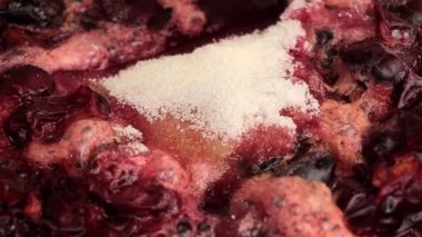 Erimiş erik reçeli kaynatma sürecinde - şeker zamanlamayı eritiyor - konsept reçel tarifi