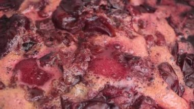 - Erikli reçel pişirme sürecinde. Tarif konsepti