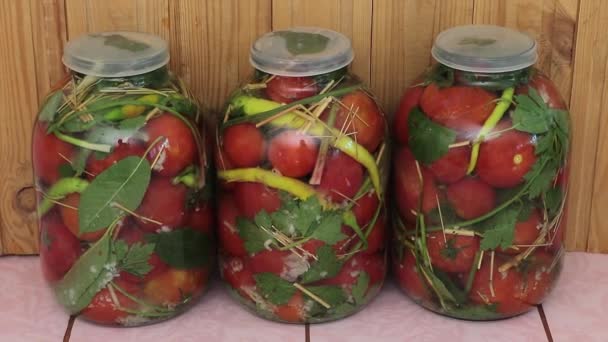 マリネトマトのいくつかの瓶 レシピの概念 家は木の背景に新鮮なマリネトマトを作った — ストック動画