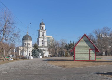 Chisinau, Moldova - 25 Aralık 2021 - Chisinau 'nun merkezinde bir kilise ve küçük ahşap bir ev - Katedral. Kışın mavi gökyüzü.
