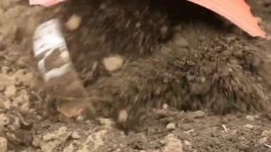 Gelecekte benzin ya da elektrikli ekiciyle ekmek için toprağı kazmak. Çiftlikte, köyde çiftçilik. Toprak işleri. Yavaş çekim.