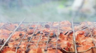 Kömür mangalı hazırlanıyor. Izgara etten duman. Yavaş çekim videosu.