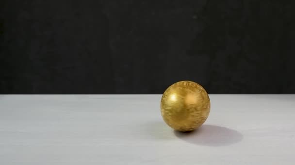 Ovo Galinha Dourada Páscoa Está Girando Sobre Mesa Conceito Férias — Vídeo de Stock