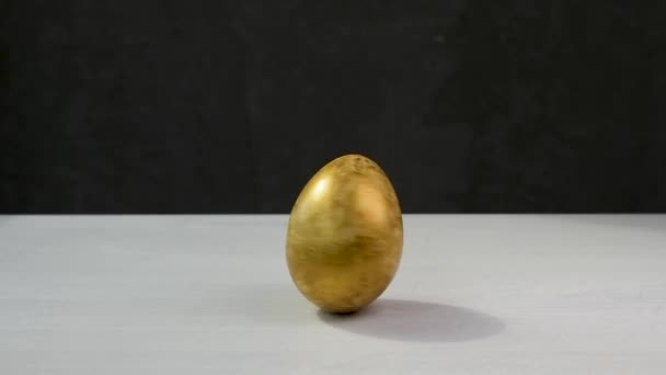 复活节金蛋在桌上打转 假期的概念 慢动作 — 图库视频影像