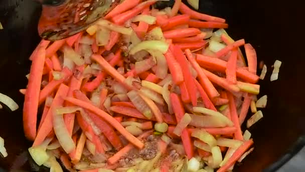 Las Cebollas Las Zanahorias Fríen Aceite Hirviendo Revuelva Lentamente Con — Vídeos de Stock