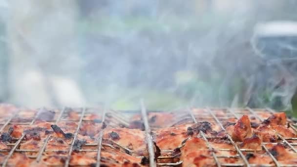 木炭バーベキューが準備されています グリルした肉の煙 スローモーションビデオ — ストック動画