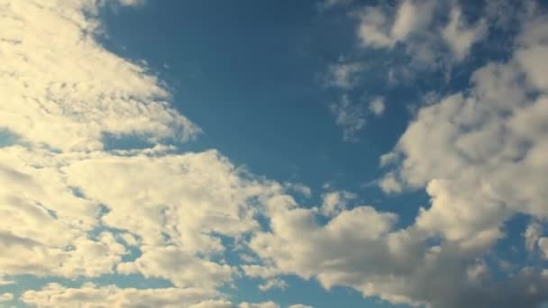 Быстрое Движение Облаков Освещенных Заходящим Солнцем Небесный Пейзаж Timelapse Видео — стоковое видео