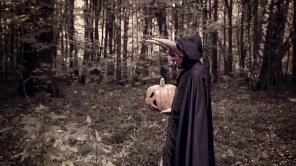 Зло Хэллоуином Руках Гуляет Темному Лесу Человек Страшной Маске — стоковое видео