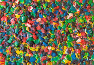 Renkli plastiğin küçük parçalarının arkaplanı. Soyut parlak plastik malzeme.