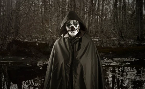 黑色背景的小丑 万圣节服装 戴着可怕面具的男人 — 图库照片
