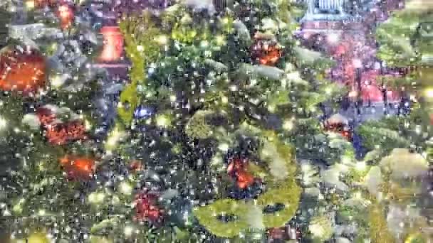 Albero Natale Decorato Con Giocattoli Ghirlande All Aperto Sotto Neve — Video Stock