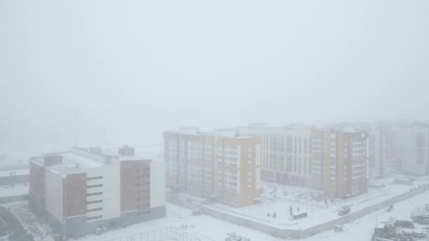 ロシアのバルナウル 2021年11月6日 バルナウルのSolnechnaya Polyana通りを見下ろす街の豪雪 複数階建ての建物の建設 シベリアで悪い冬の天気 上からのパノラマ — ストック動画